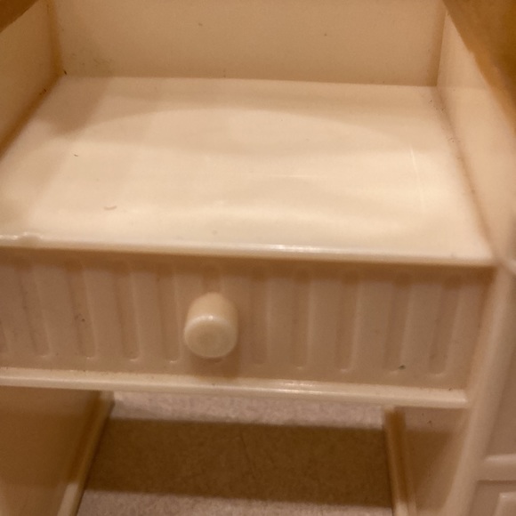 Vintage 1970s Barbie dresser with mirror. - Picture 3 of 7